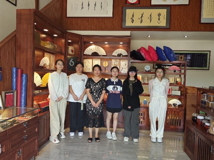 Ͼƾѧѧ⣬µὭŮĻ