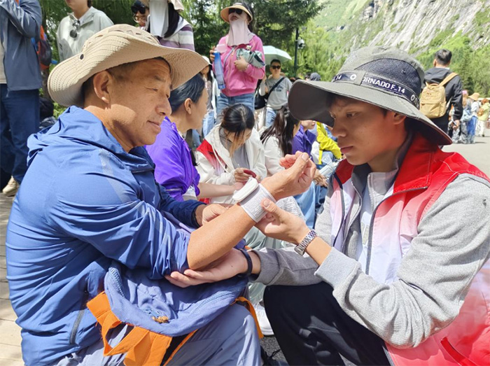 ഺͬ ͬСѧԺŶ߽˫Źչ־Ը