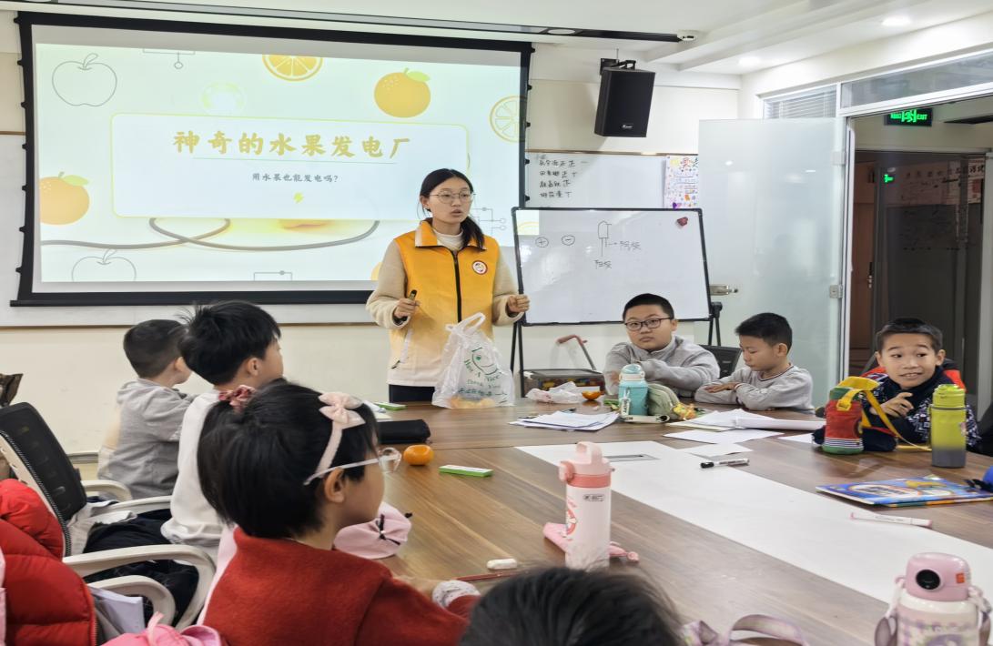 ɽ����ѧѧ������Ӣ�����硰С���񡱿��� ���ڶ��ڣ��ٰ�����봫ͳ�Ļ���ѧ�