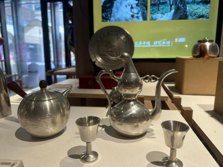 ѰнEӳʯ족ʵӸչʾĿչĻ