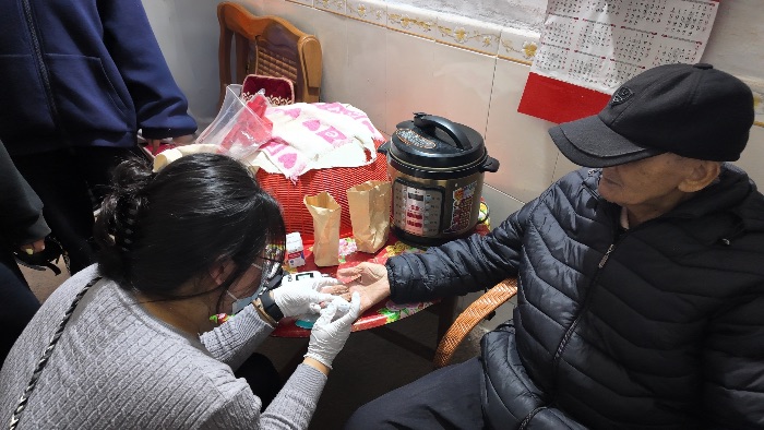 ��ҽ��·���㡱���ഺ�У������������ʱ �������ϴ�ѧ��ҽѧԺʵ���Ÿ��Ƹ�ǰ������������˼�ʵ