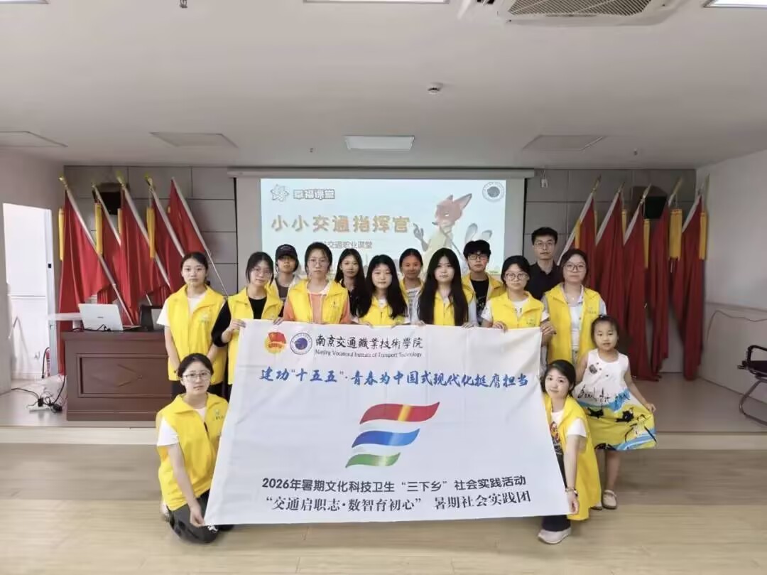 志愿者合影留恋 社区工作人员供图