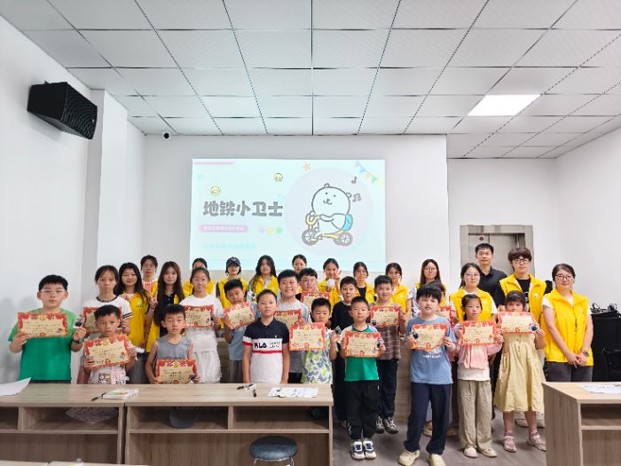 志愿者与小朋友们合影留恋 社区工作人员供图